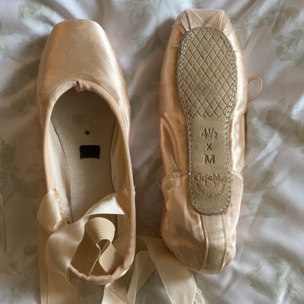 Grishko 2007 4.5 M pointe shoes.